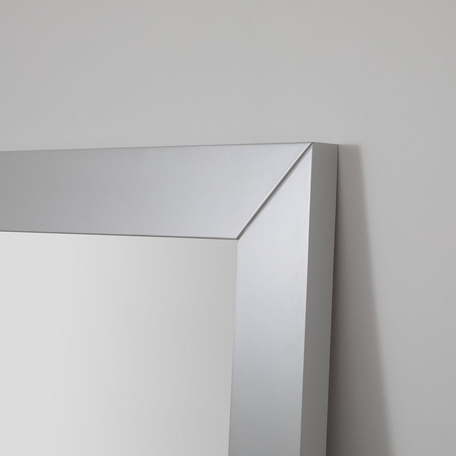 PASKAL | מראה מרובעת גדולה עם מסגרת אפוקסית בגוון אפור