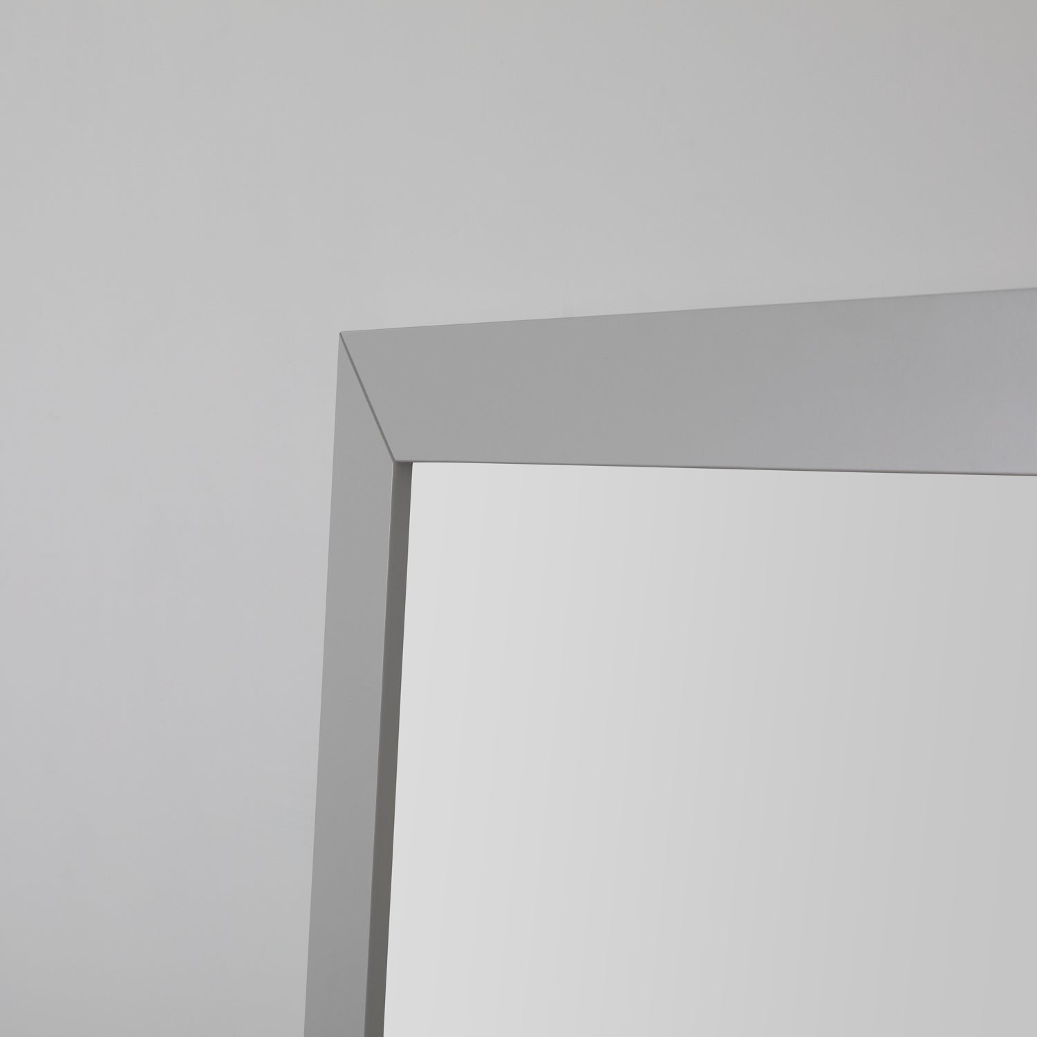 PASKAL | מראה מרובעת גדולה עם מסגרת אפוקסית בגוון אפור