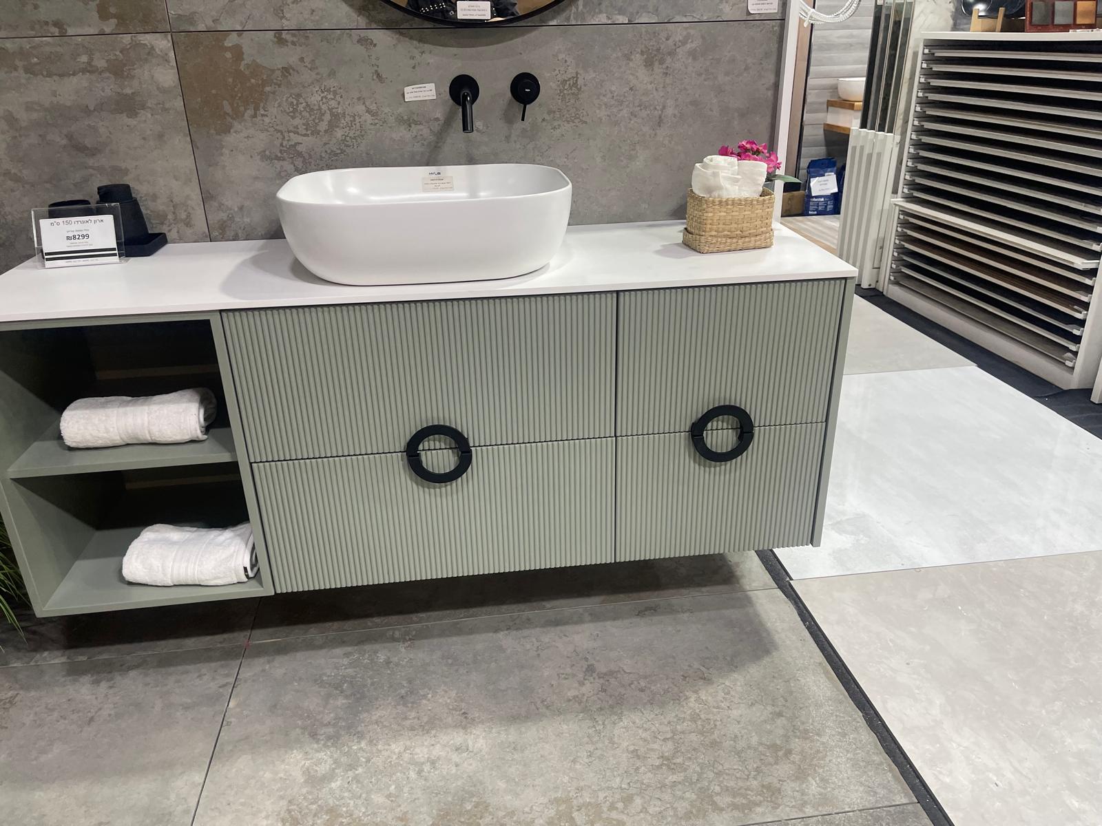 "ארון אמבטיה נעים"