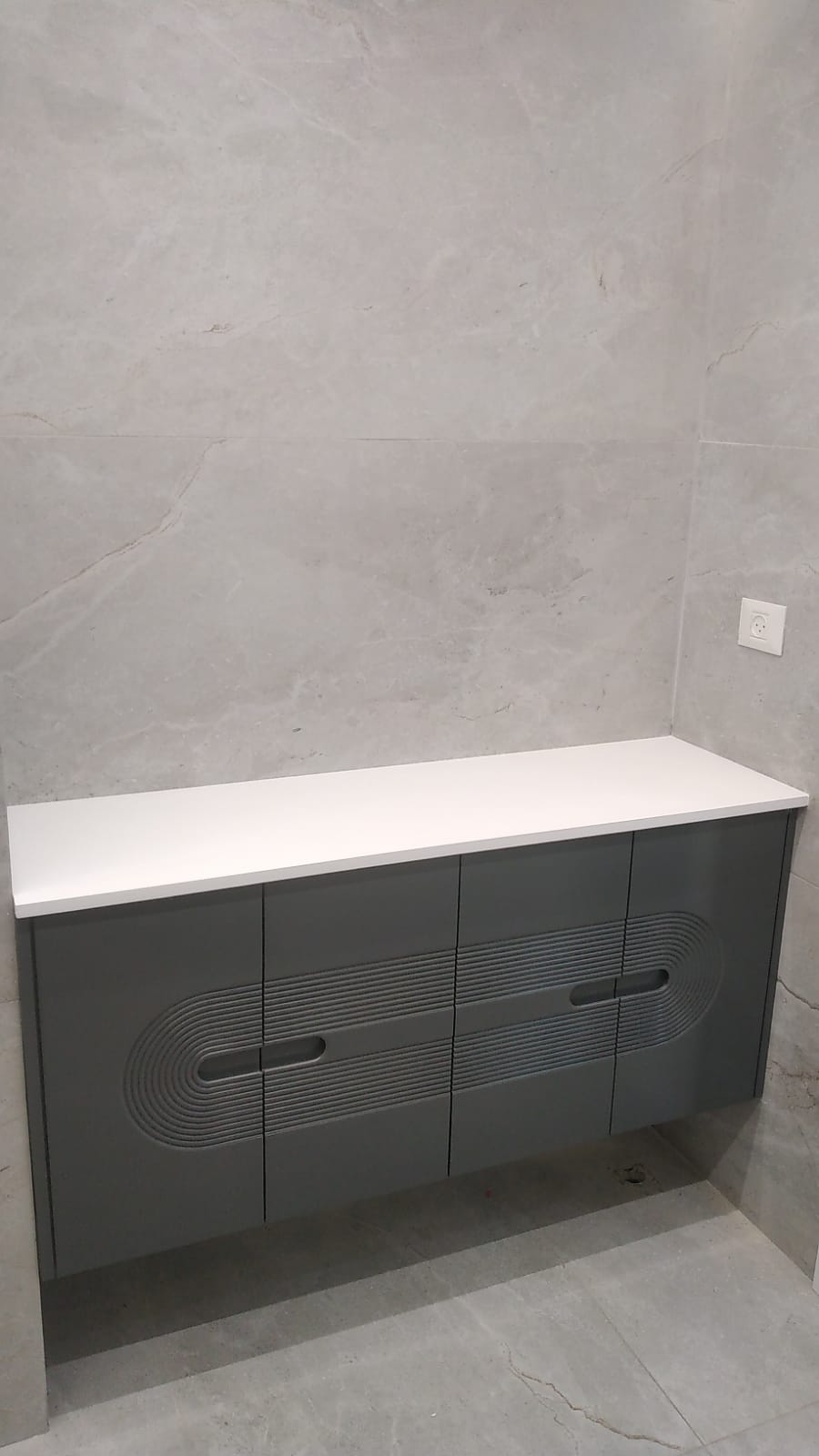 ארון אמבטיה אלגנטי