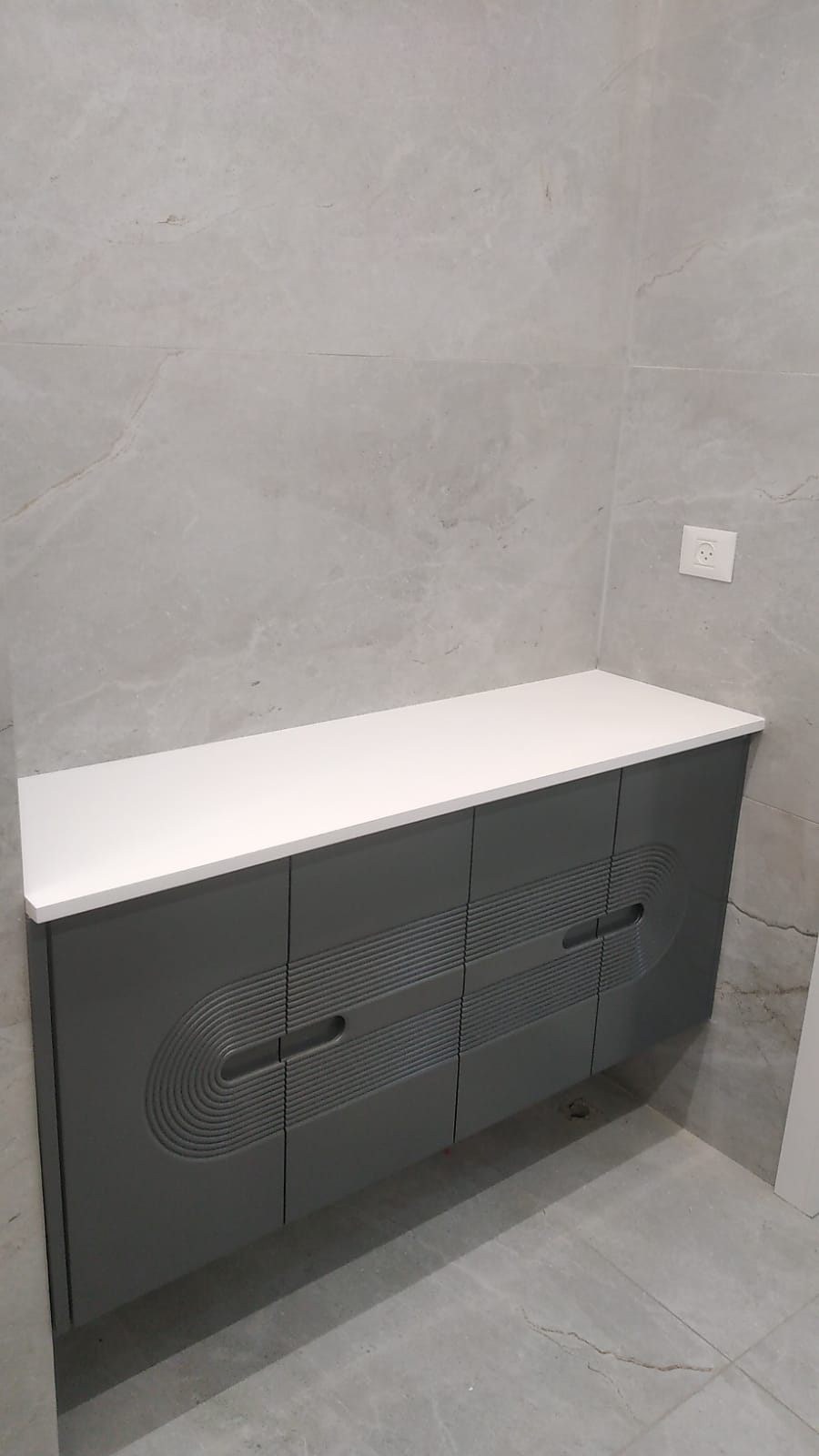 ארון אמבטיה אלגנטי