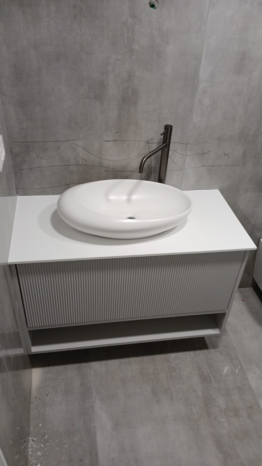 ארון אמבטיה אדום דליל