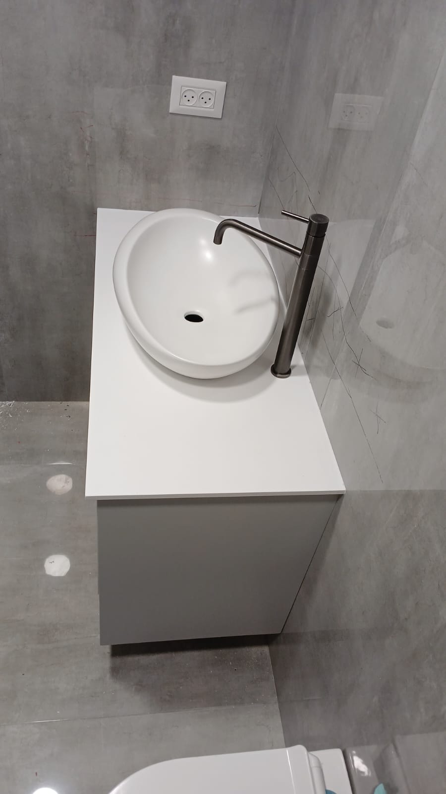 ארון אמבטיה אדום דליל