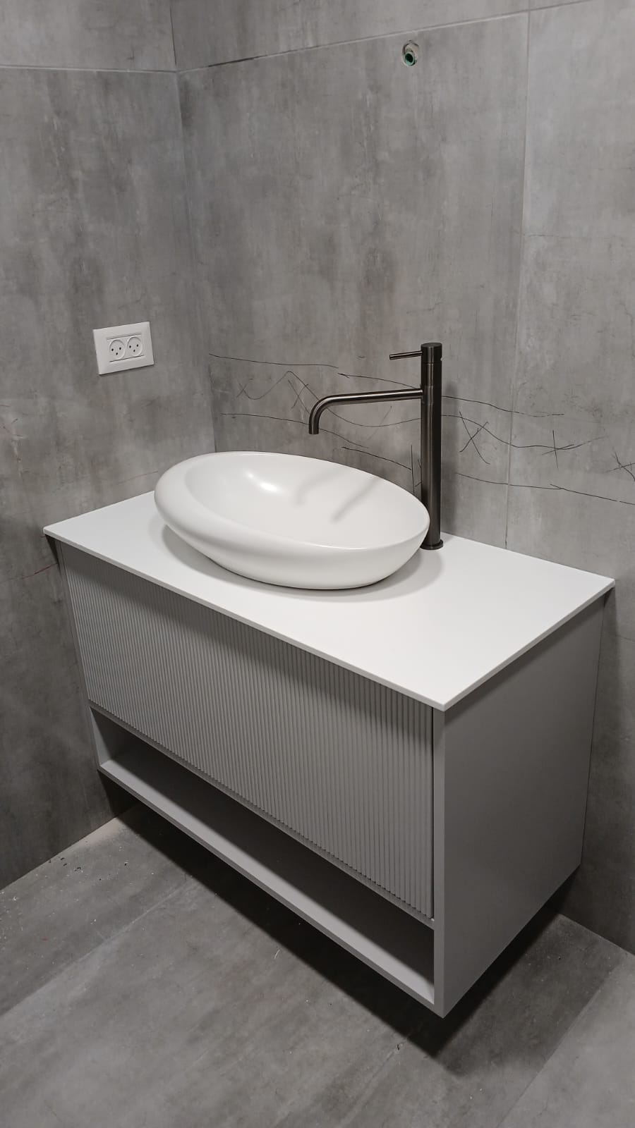 ארון אמבטיה אדום דליל