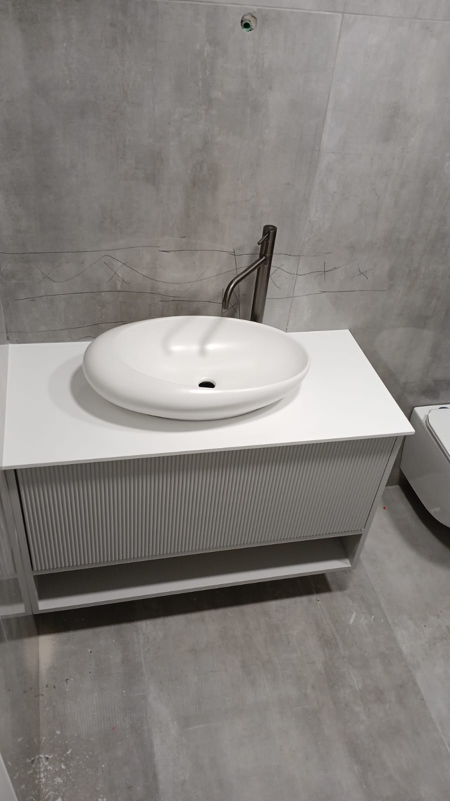 ארון אמבטיה אדום דליל